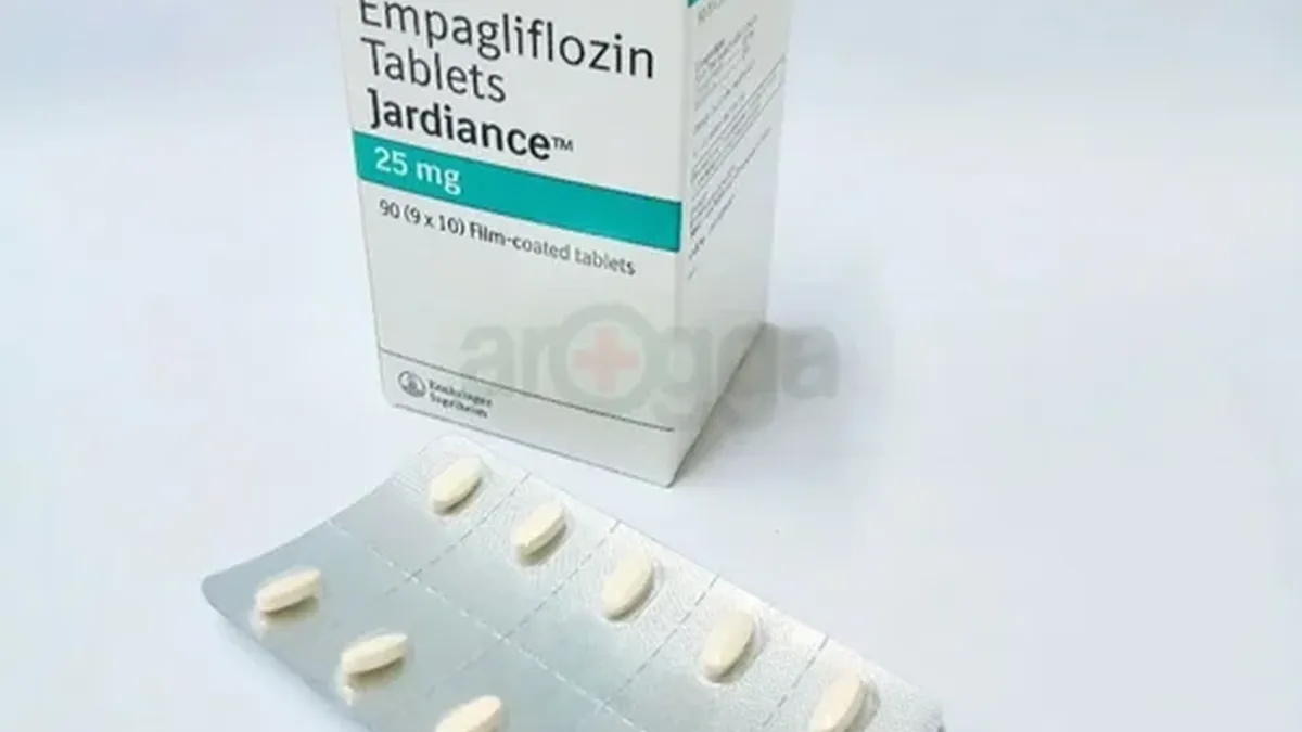 患者手持艾曲波帕25mg药盒与血常规化验单