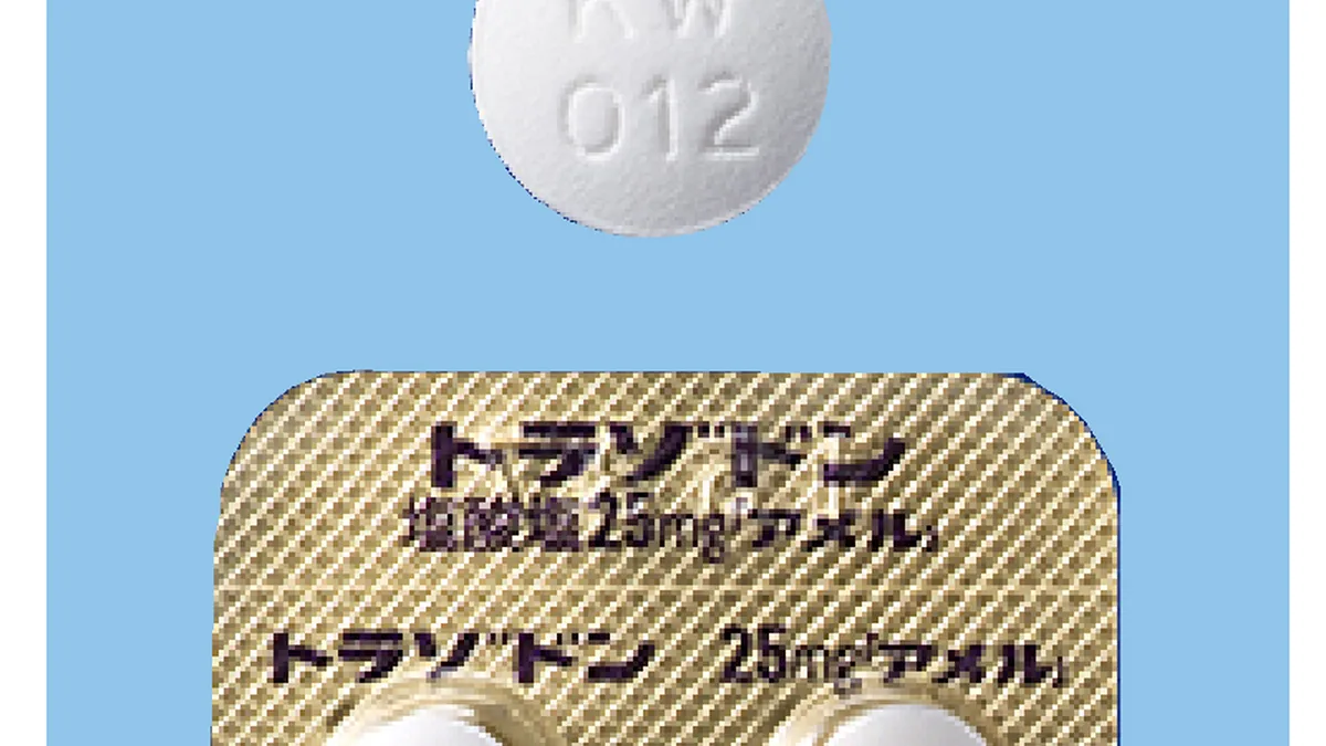 患者拿着艾曲波帕25mg处方在药房咨询药师用药疗程