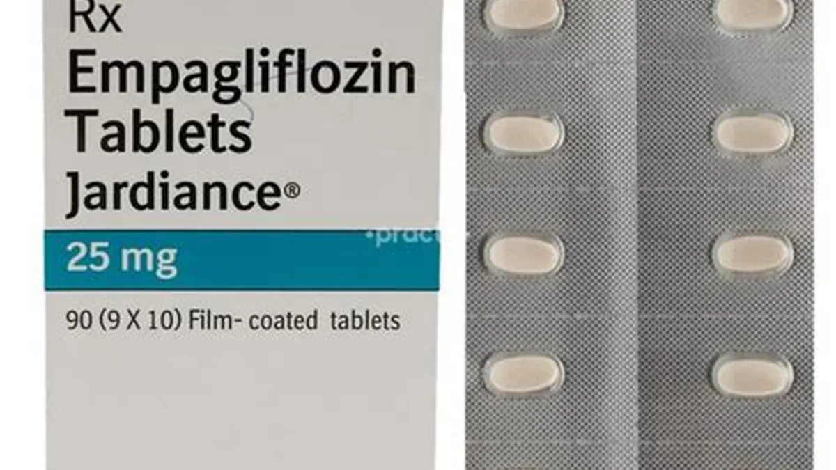 医院药房窗口，患者凭处方取艾曲波帕25mg